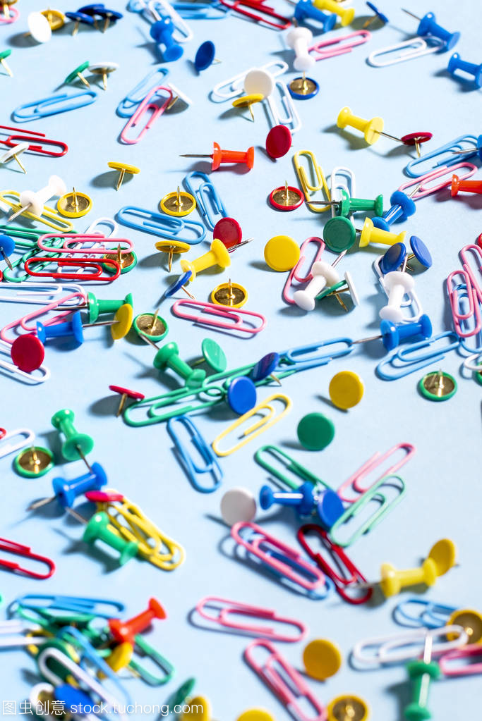 简约与巧思 以彩色按钮与回形针为灵感的现代办公用品网站设计